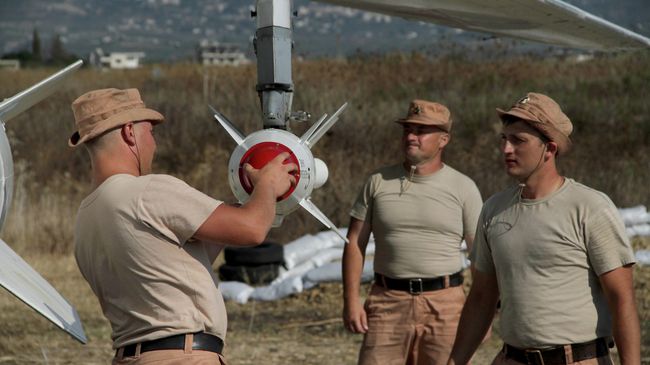 Российские военные подвешивают высокоточную ракету Х-25 к бомбардировщику Су-24. Архивное фото Российские военные подвешивают высокоточную ракету Х-25 к бомбардировщику Су-24. Архивное фото