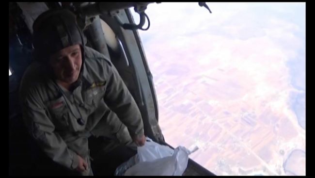 Сброс листовок с вертолета МИ-8 сирийских ВВС на поселения Растан и Тальбисе в провинции Хама Сброс листовок с вертолета МИ-8 сирийских ВВС на поселения Растан и Тальбисе в провинции Хама