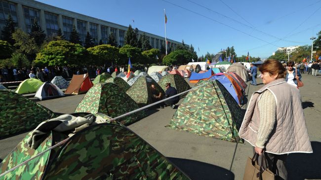 Палаточный лагерь противников действующей власти у здания Кабинета министров в Кишиневе. Архивное фото Палаточный лагерь противников действующей власти у здания Кабинета министров в Кишиневе. Архивное фото