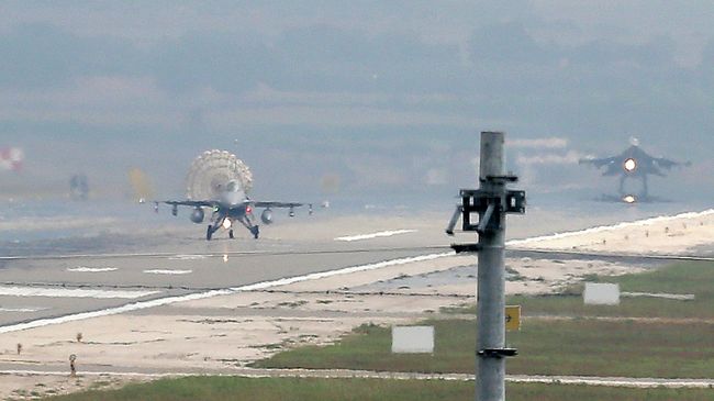 Самолеты турецких ВВС на взлетной полосе базы Инджирлик Самолеты турецких ВВС на взлетной полосе базы Инджирлик
