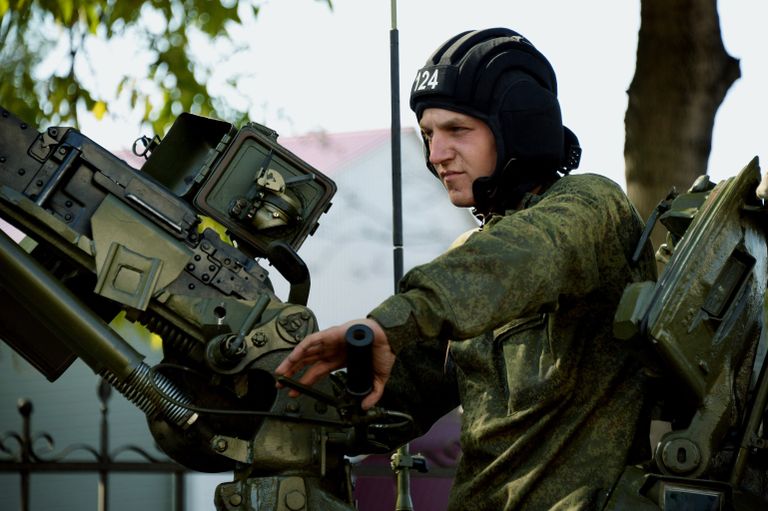 Командир танка Т-72Б3 на выставке вооружений и спецоборудования в рамках Дня инноваций Восточного военного округа, во Владивостоке Командир танка Т-72Б3 на выставке вооружений и спецоборудования в рамках Дня инноваций Восточного военного округа, во Владивостоке