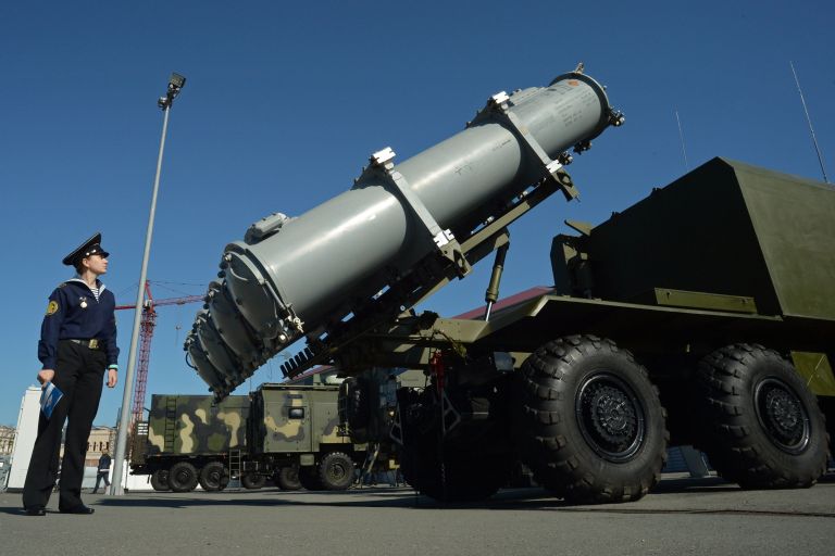 Посетитель у самоходной пусковой установки ЗК-60 Бал на выставке вооружений и спецоборудования в рамках Дня инноваций Восточного военного округа во Владивостоке Посетитель у самоходной пусковой установки ЗК-60 Бал на выставке вооружений и спецоборудования в рамках Дня инноваций Восточного военного округа во Владивостоке