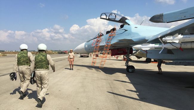 Российские летчики готовятся к полету на истребителе СУ-30СМ на авиабазе Хмеймим в Сирии