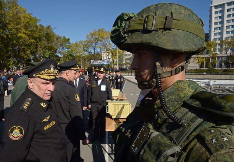 Командующий Тихоокеанским флотом адмирал Сергей Авакянц на выставке вооружений и спецоборудования в рамках Дня инноваций Восточного военного округа, во Владивостоке Командующий Тихоокеанским флотом адмирал Сергей Авакянц на выставке вооружений и спецоборудования в рамках Дня инноваций Восточного военного округа, во Владивостоке