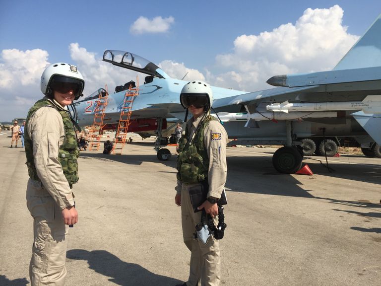 Российские летчики готовятся к полету на истребителе СУ-30СМ на авиабазе Хмеймим в Сирии Российские летчики готовятся к полету на истребителе СУ-30СМ на авиабазе Хмеймим в Сирии