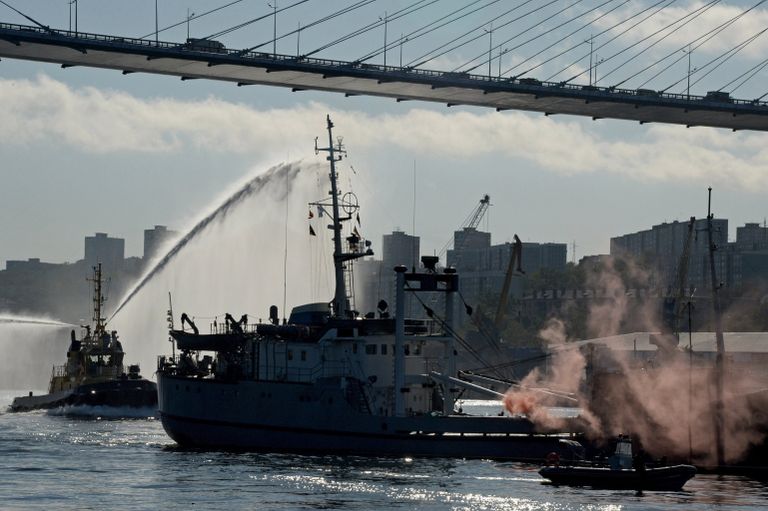 Спасательный буксир тушит условный пожар на судне, освобожденном от террористов военнослужащими специальных подразделений Тихоокеанского флота, в рамках Дня инноваций Восточного военного округа во Владивостоке Спасательный буксир тушит условный пожар на судне, освобожденном от террористов военнослужащими специальных подразделений Тихоокеанского флота, в рамках Дня инноваций Восточного военного округа во Владивостоке