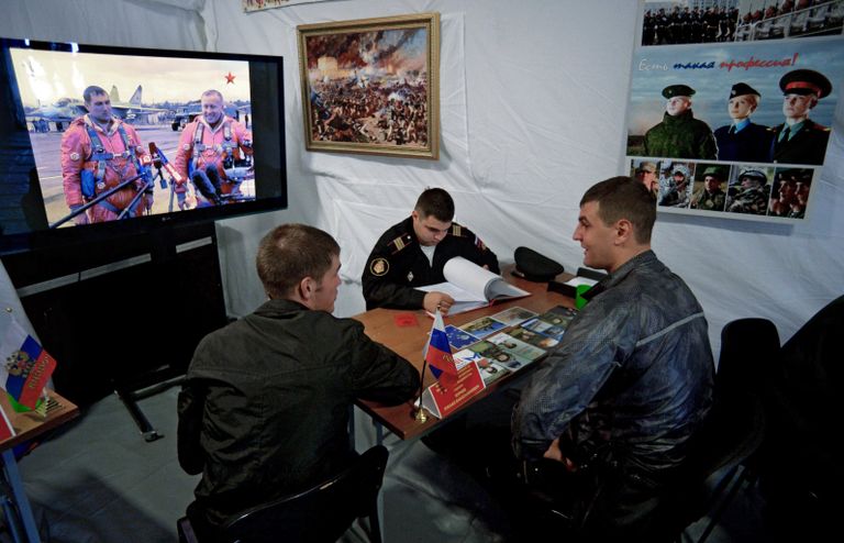 Посетители на пункте отбора на военную службу по контракту в рамках Дня инноваций Восточного военного округа во Владивостоке Посетители на пункте отбора на военную службу по контракту в рамках Дня инноваций Восточного военного округа во Владивостоке