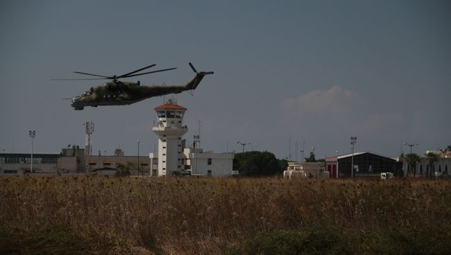 Вертолеты совершают облет базы с целью отражения возможной атаки боевиков. Архивное фото Вертолеты совершают облет базы с целью отражения возможной атаки боевиков. Архивное фото