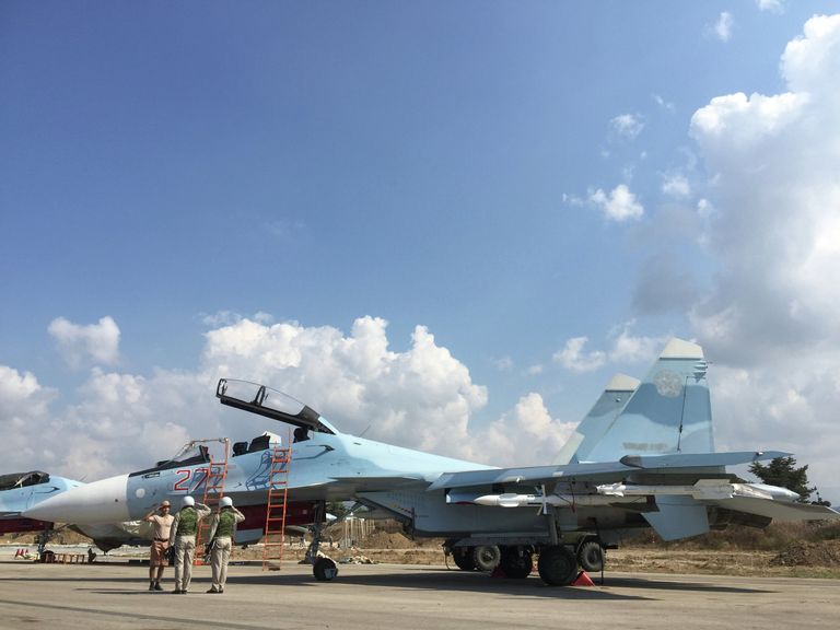 Российские летчики готовятся к посадке в истребитель Су-30 перед вылетом с аэродрома Хмеймим в Сирии Российские летчики готовятся к посадке в истребитель Су-30 перед вылетом с аэродрома Хмеймим в Сирии