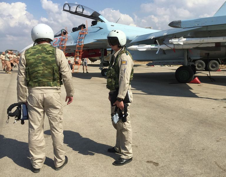Российские летчики готовятся к посадке в истребитель Су-30 перед вылетом с аэродрома Хмеймим в Сирии Российские летчики готовятся к посадке в истребитель Су-30 перед вылетом с аэродрома Хмеймим в Сирии