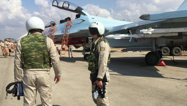Российские летчики готовятся к посадке в истребитель Су-30 перед вылетом с аэродрома Хмеймим в Сирии Российские летчики готовятся к посадке в истребитель Су-30 перед вылетом с аэродрома Хмеймим в Сирии