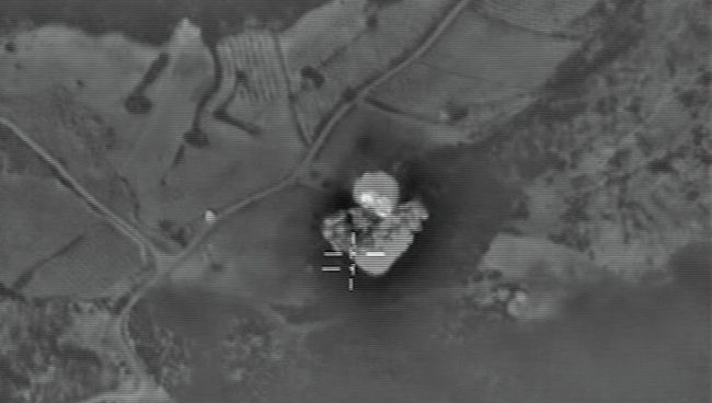 Самолеты российских Воздушно-космических сил нанесли точечный авиационный удар по складу боеприпасов Исламского государства, расположенному в районе населенного пункта Телль-Биса в сирийской провинции Хомс Самолеты российских Воздушно-космических сил нанесли точечный авиационный удар по складу боеприпасов Исламского государства, расположенному в районе населенного пункта Телль-Биса в сирийской провинции Хомс
