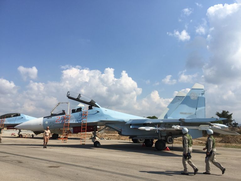 Российские пилоты готовятся к вылету на истребителе СУ-30СМ на авиабазе Хмеймим в Сирии Российские пилоты готовятся к вылету на истребителе СУ-30СМ на авиабазе Хмеймим в Сирии
