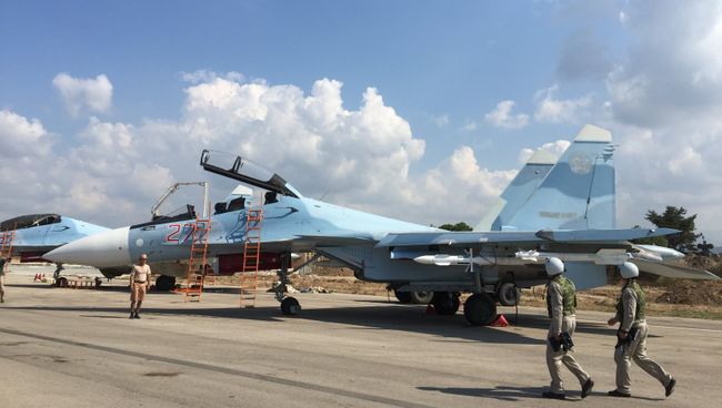Российские пилоты готовятся к вылету на истребителе СУ-30СМ на авиабазе Хмеймим в Сирии. Архивное фото Российские пилоты готовятся к вылету на истребителе СУ-30СМ на авиабазе Хмеймим в Сирии. Архивное фото