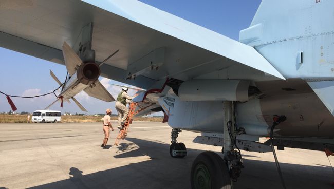 Российские летчики после полета на истребителе СУ-30СМ на авиабазе Хмеймим в Сирии. Архивное фото Российские летчики после полета на истребителе СУ-30СМ на авиабазе Хмеймим в Сирии. Архивное фото