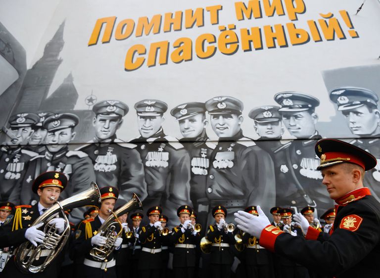 Оркестр Московского Суворовского училища у граффити Советские лётчики (Садовая-Каретная улица, д.24/7) Оркестр Московского Суворовского училища у граффити Советские лётчики (Садовая-Каретная улица, д.24/7)