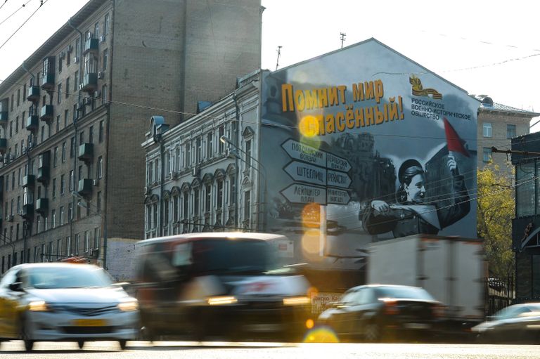 Граффити Регулировщица (улица Бутырская, д.67) художника Максима Торопова (Maх 13) Граффити Регулировщица (улица Бутырская, д.67) художника Максима Торопова (Maх 13)