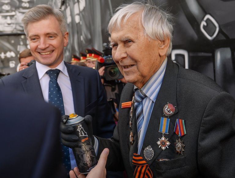 Руководитель департамента культуры города Москвы Александр Кибовский и народный артист РСФСР Николай Дурак (справа) у граффити Советские лётчики Руководитель департамента культуры города Москвы Александр Кибовский и народный артист РСФСР Николай Дурак (справа) у граффити Советские лётчики