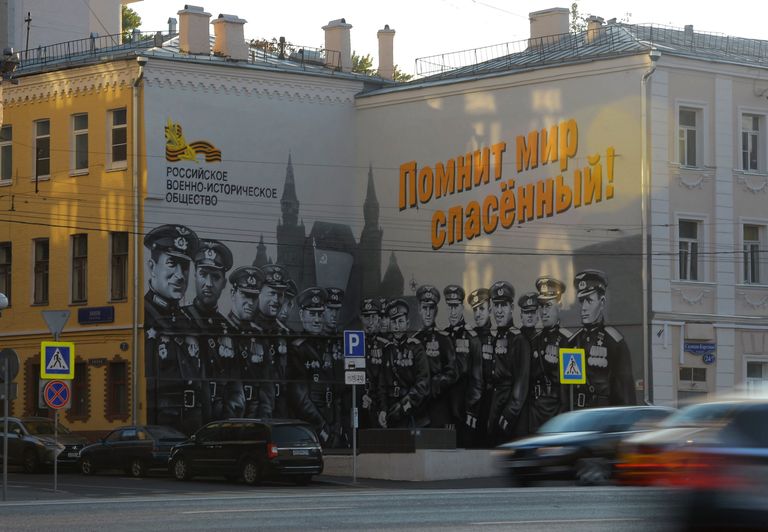 Граффити Советские лётчики (Садовая-Каретная улица, д.24/7) художника Максима Торопова Граффити Советские лётчики (Садовая-Каретная улица, д.24/7) художника Максима Торопова