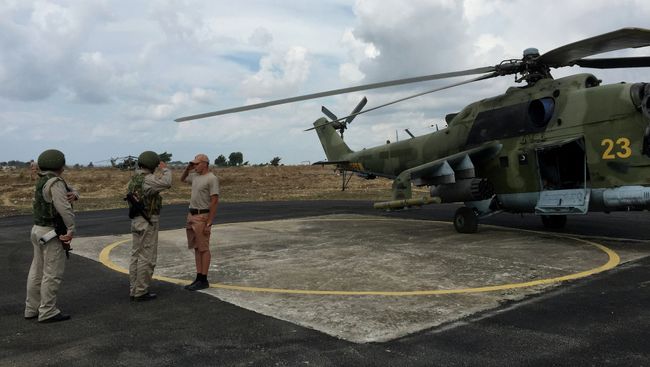 Российские ударные вертолеты МИ-24 готовятся к вылету с аэродрома Хмеймим, Сирия Российские ударные вертолеты МИ-24 готовятся к вылету с аэродрома Хмеймим, Сирия