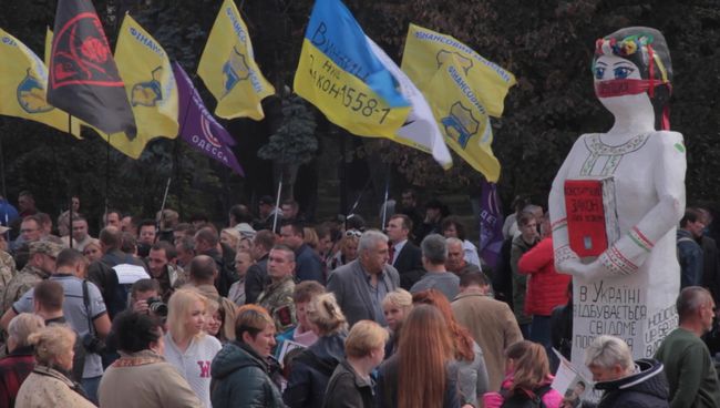Митинги в Киеве: фотографии пленных солдат и флаги финансового Майдана Митинги в Киеве: фотографии пленных солдат и флаги финансового Майдана