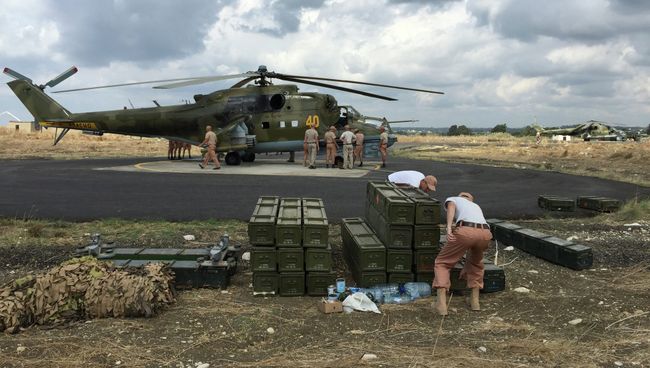 Российские ударные вертолеты МИ-24 вылетают на боевое задание с аэродрома Хмеймим, Сирия