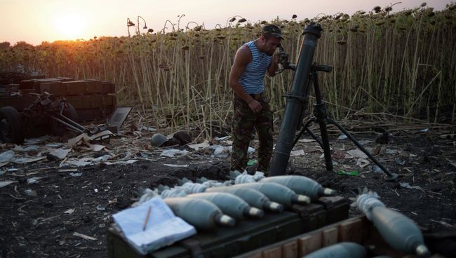 Украинский военный у миномета. Архивное фото Украинский военный у миномета. Архивное фото