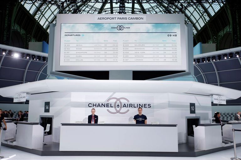 Показ коллекции весна/лето 2016 модного дома Chanel в рамках недели моды в Париже Показ коллекции весна/лето 2016 модного дома Chanel в рамках недели моды в Париже