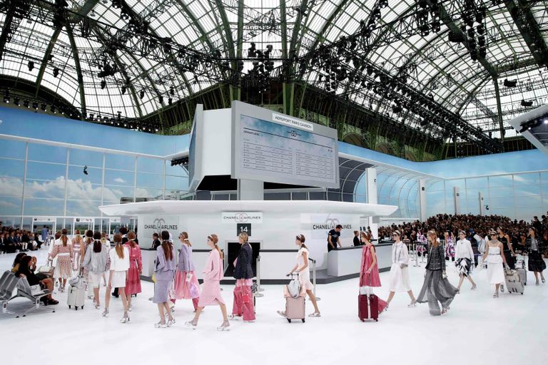 Показ коллекции весна/лето 2016 модного дома Chanel в рамках недели моды в Париже Показ коллекции весна/лето 2016 модного дома Chanel в рамках недели моды в Париже