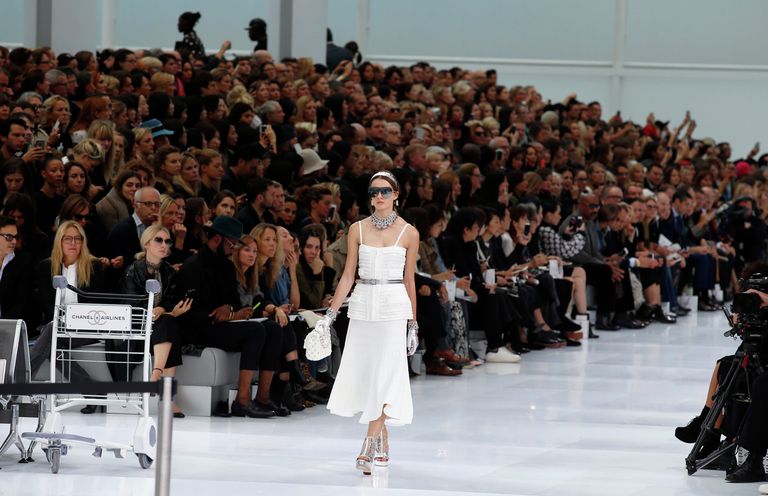 Показ коллекции весна/лето 2016 модного дома Chanel в рамках недели моды в Париже Показ коллекции весна/лето 2016 модного дома Chanel в рамках недели моды в Париже
