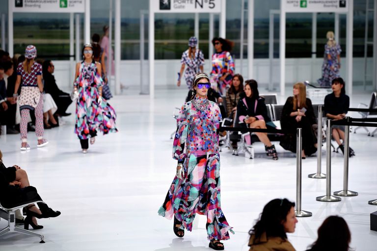 Показ коллекции весна/лето 2016 модного дома Chanel в рамках недели моды в Париже Показ коллекции весна/лето 2016 модного дома Chanel в рамках недели моды в Париже