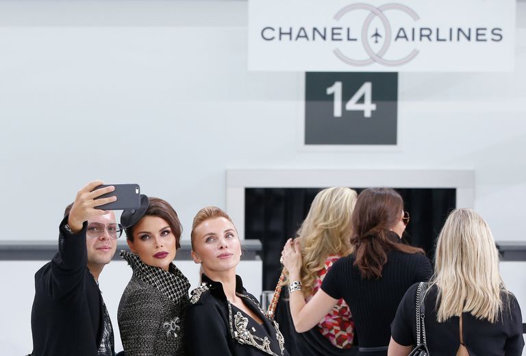 Гости на показе коллекции весна/лето 2016 модного дома Chanel Гости на показе коллекции весна/лето 2016 модного дома Chanel