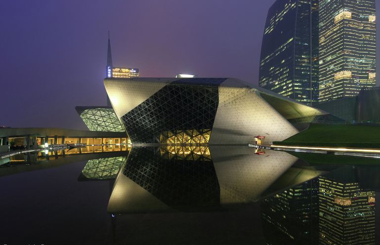 Здание оперного театра в Гуанчжоу (Guangzhou Opera House), Китай. Архитектор Захи Хадид Здание оперного театра в Гуанчжоу (Guangzhou Opera House), Китай. Архитектор Захи Хадид