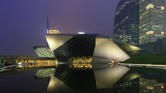 Здание оперного театра в Гуанчжоу (Guangzhou Opera House), Китай. Архитектор Захи Хадид