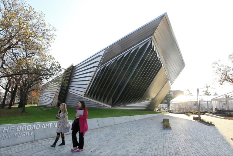 Здание музея Eli and Edythe Broad Art Museum в Мичигане, США. Архитектор Захи Хадид Здание музея Eli and Edythe Broad Art Museum в Мичигане, США. Архитектор Захи Хадид