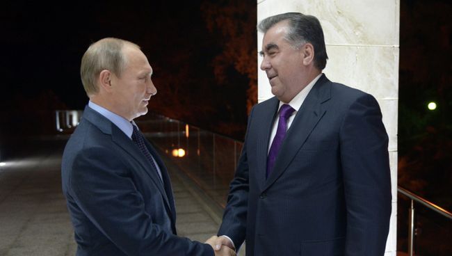 Президент России Владимир Путин (слева) и президент Республики Таджикистан Эмомали Рахмон. Архивное фото Президент России Владимир Путин (слева) и президент Республики Таджикистан Эмомали Рахмон. Архивное фото