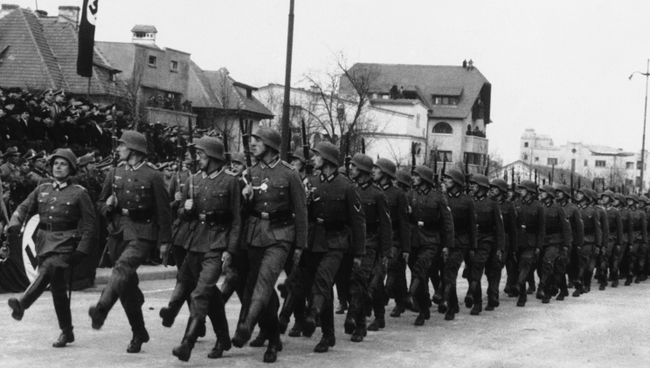 Немецкие войска маршируют по Бухаресту, Румыния. 27 декабря 1940 Немецкие войска маршируют по Бухаресту, Румыния. 27 декабря 1940