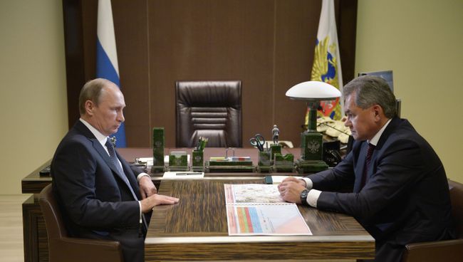 Президент РФ Владимир Путин и министр обороны РФ Сергей Шойгу во время встречи в резиденции Бочаров ручей Президент РФ Владимир Путин и министр обороны РФ Сергей Шойгу во время встречи в резиденции Бочаров ручей