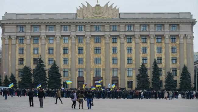 У здания Областной администрации Харькова. Архивное фото У здания Областной администрации Харькова. Архивное фото