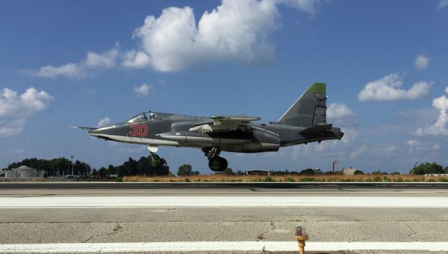 Российский Су-25 взлетает с авиабазы Хмеймим, Сирия