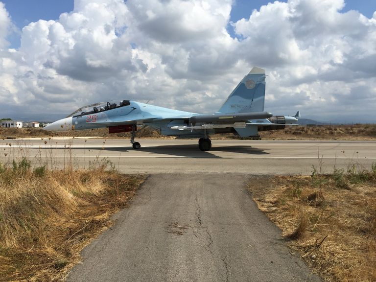 Российские самолеты взлетают с авиабазы Хмеймим, Сирия Российские самолеты взлетают с авиабазы Хмеймим, Сирия