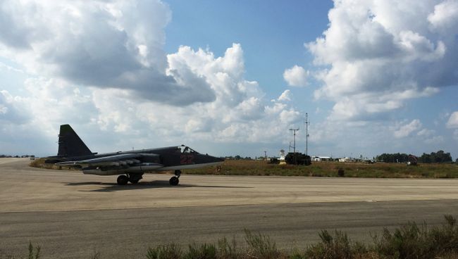 Российский самолет Су-25 на авиабазе Хмеймим в Сирии. Архивное фото Российский самолет Су-25 на авиабазе Хмеймим в Сирии. Архивное фото