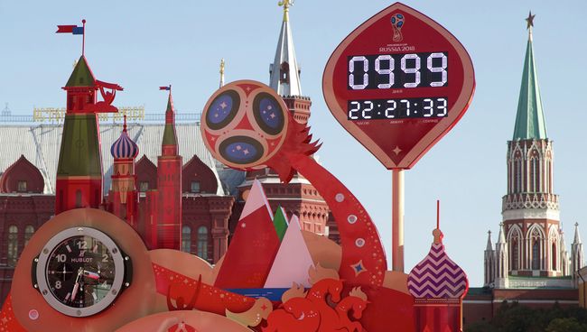 Часы обратного отсчета до старта ЧМ-2018 по футболу в Москве