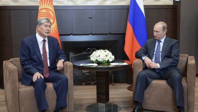 Президент РФ Владимир Путин и президент Киргизии Алмазбек Атамбаев во время встречи в резиденции Бочаров ручей Президент РФ Владимир Путин и президент Киргизии Алмазбек Атамбаев во время встречи в резиденции Бочаров ручей