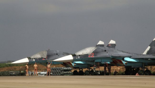 Российские самолеты Су-34 на базе Хмеймим в Сирии. Архивное фото Российские самолеты Су-34 на базе Хмеймим в Сирии. Архивное фото