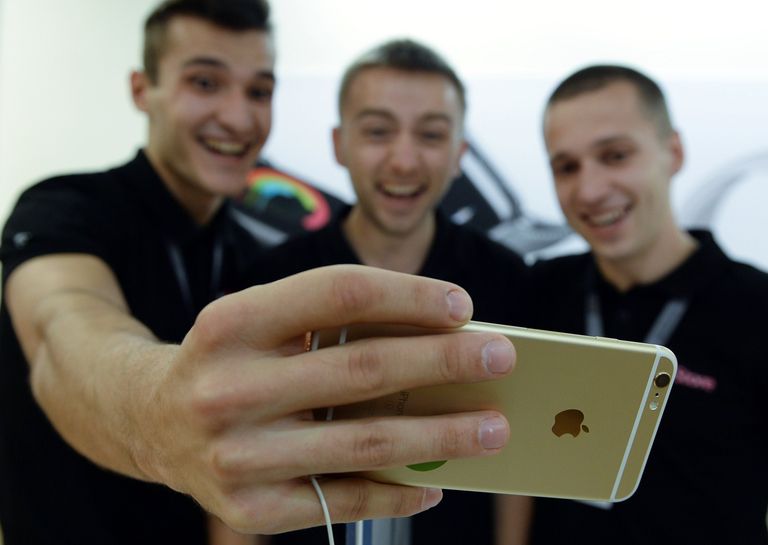 Покупатели знакомятся с функциями новых смартфонов Apple iPhone 6 и iPhone 6 plus Покупатели знакомятся с функциями новых смартфонов Apple iPhone 6 и iPhone 6 plus