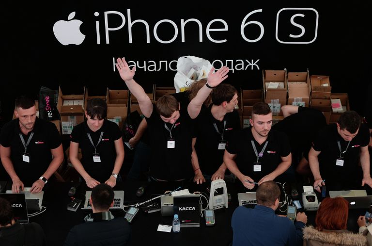Покупатель оплачивают покупки новых смартфонов Apple iPhone 6 Покупатель оплачивают покупки новых смартфонов Apple iPhone 6