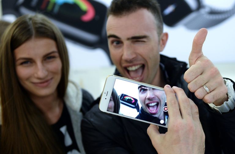 Покупатели знакомится с функциями новых смартфонов Apple iPhone 6 и iPhone 6 plus Покупатели знакомится с функциями новых смартфонов Apple iPhone 6 и iPhone 6 plus