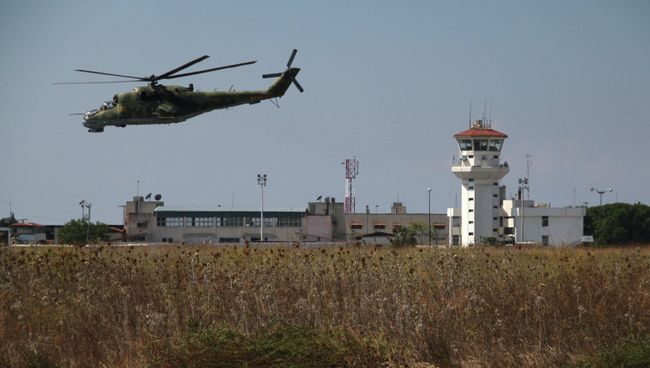 Российский вертолет Ми-24 во время облета авиабазы Хмеймим в Сирии. Архивное фото