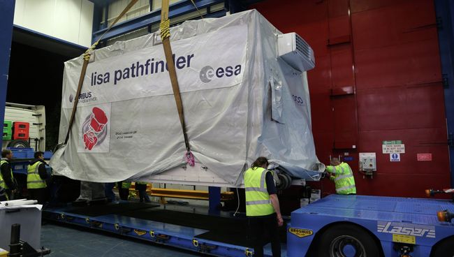 Телескоп LISA Pathfinder перед отправкой на космодром Куру Телескоп LISA Pathfinder перед отправкой на космодром Куру